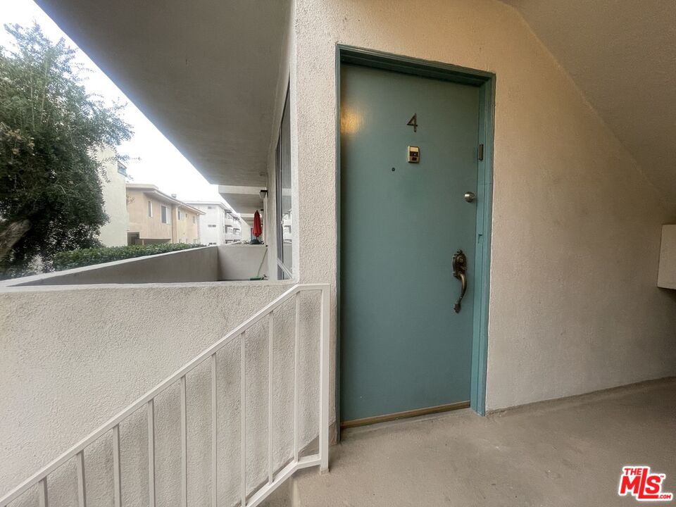 5330 Zelzah Ave Unit: 4