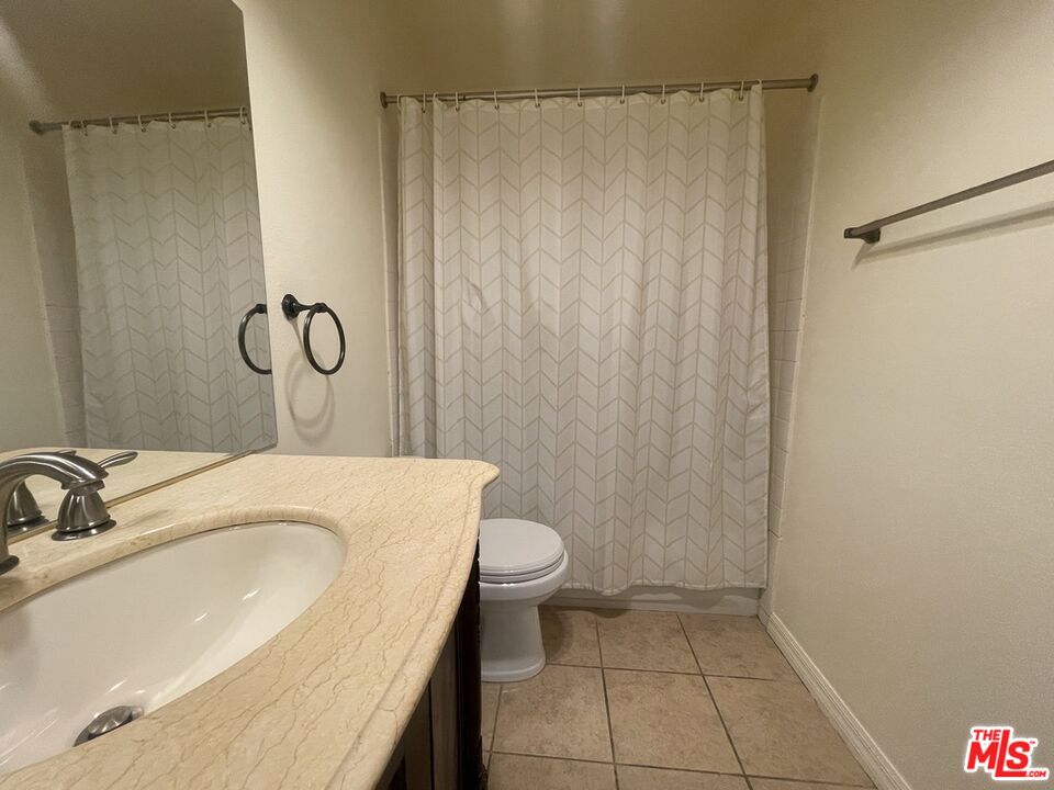 5330 Zelzah Ave Unit: 4