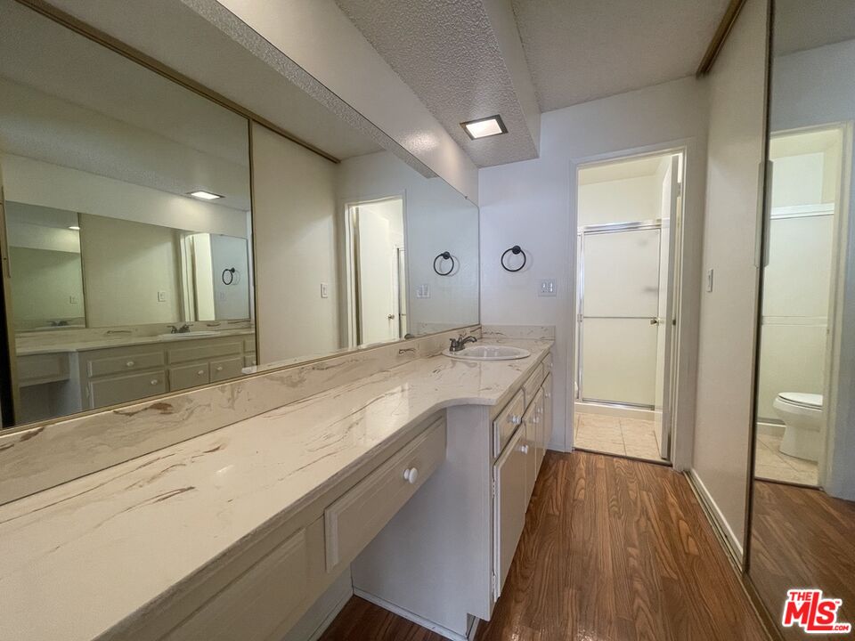 5330 Zelzah Ave Unit: 4