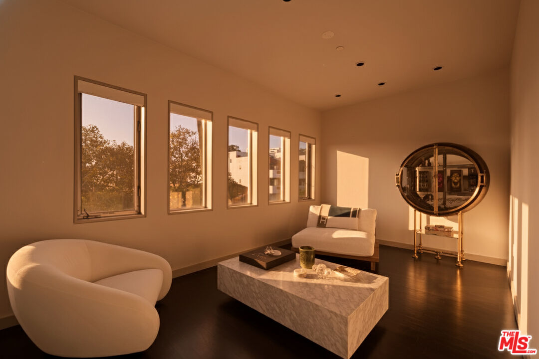 928 N Croft Ave Unit: 304