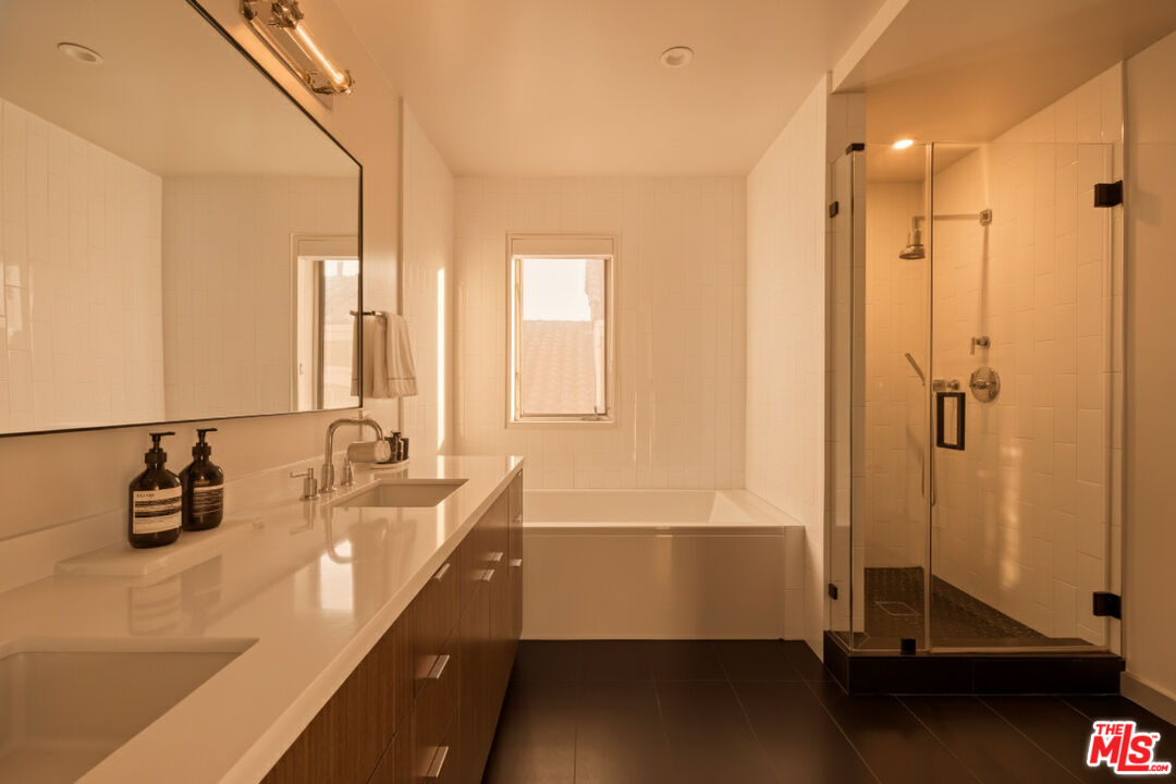 928 N Croft Ave Unit: 304