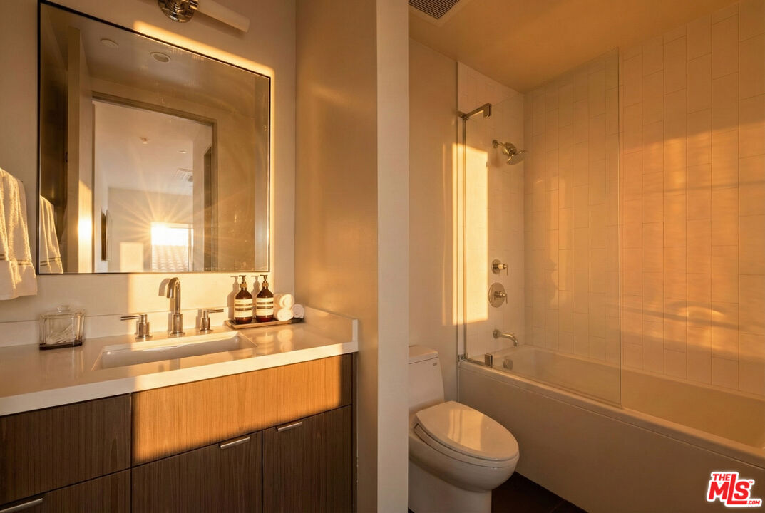 928 N Croft Ave Unit: 304