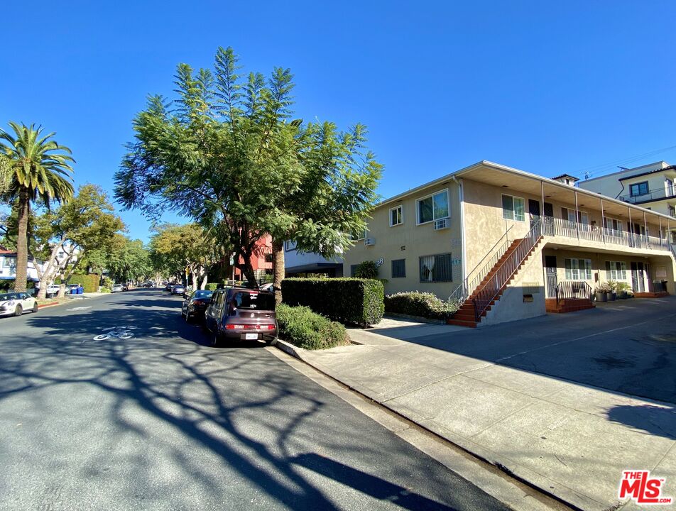 1126 N Formosa Ave Unit: 5