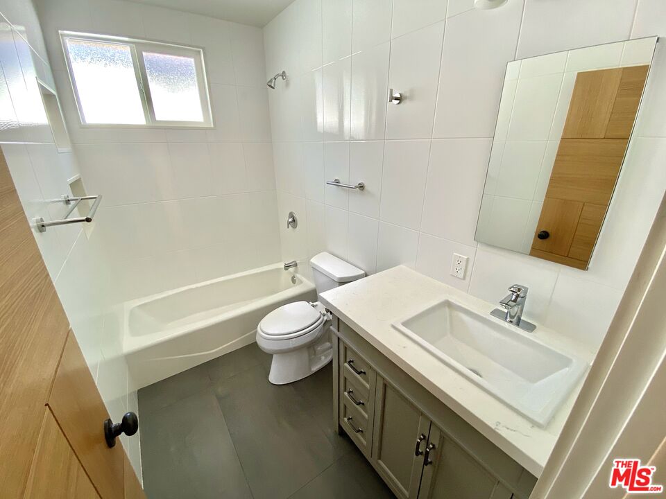 1126 N Formosa Ave Unit: 5