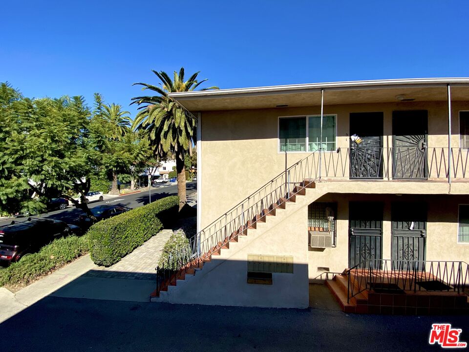 1126 N Formosa Ave Unit: 5