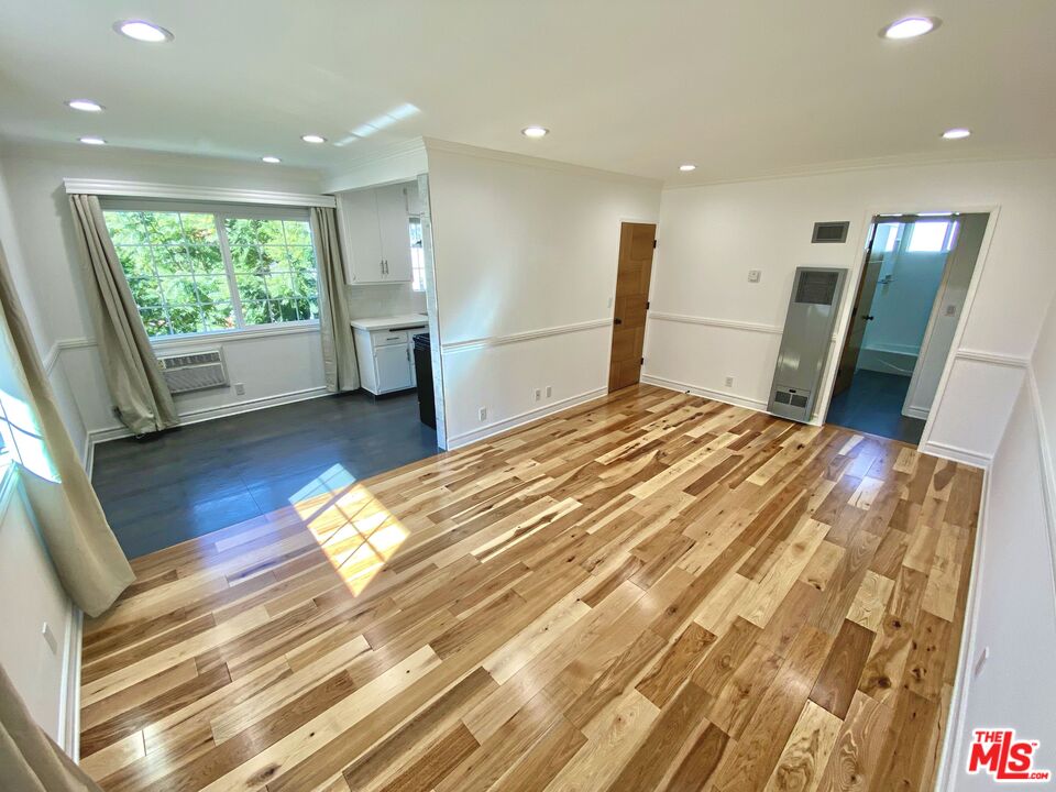 1126 N Formosa Ave Unit: 5