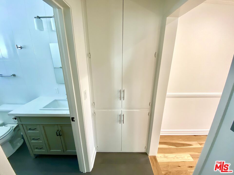 1126 N Formosa Ave Unit: 5