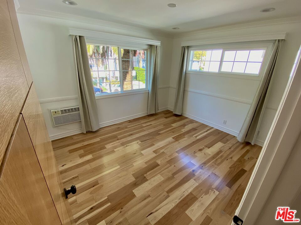 1126 N Formosa Ave Unit: 5