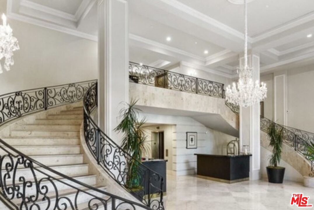 425 N Maple Dr Unit: 206