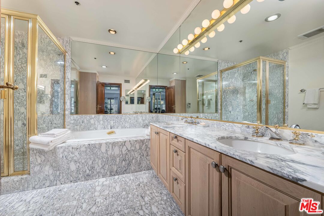 425 N Maple Dr Unit: 206