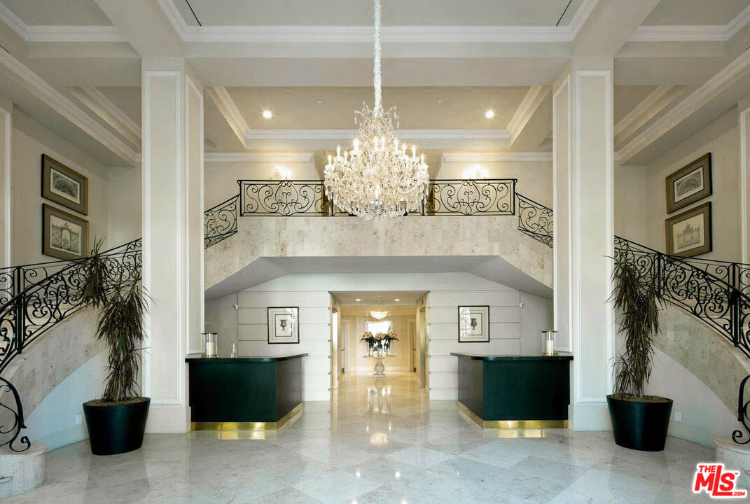 425 N Maple Dr Unit: 206