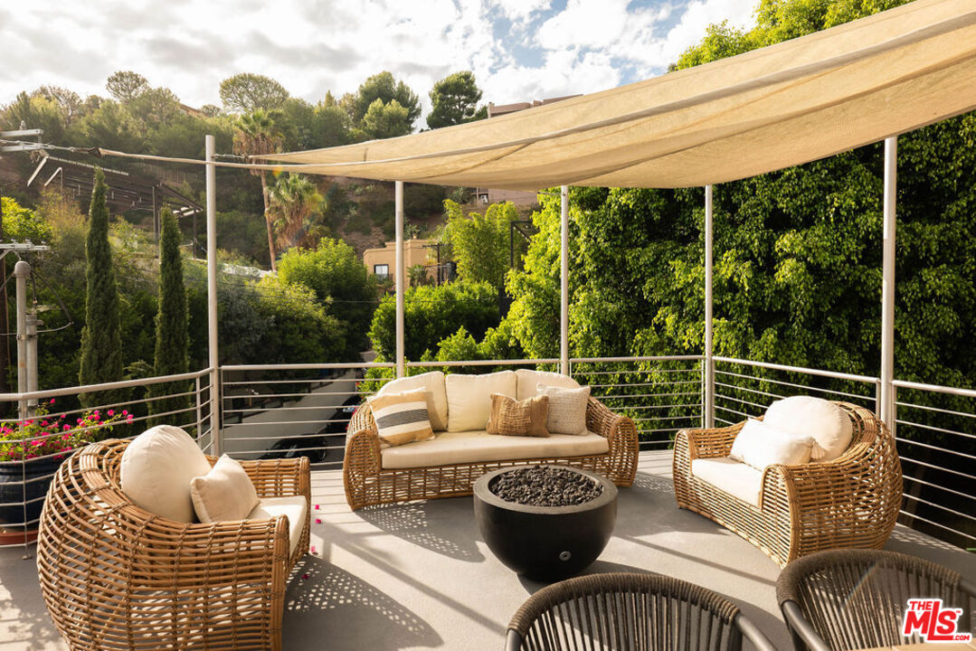 2158 Sunset Plaza Dr