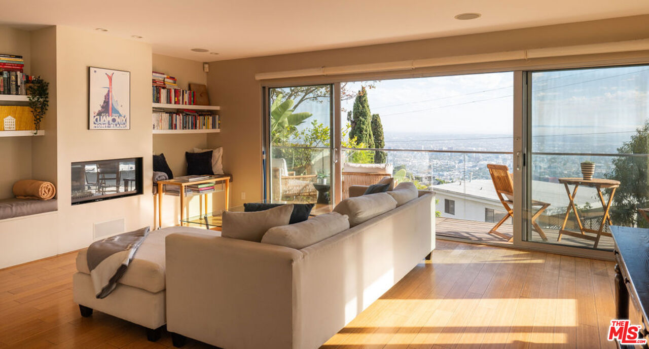 2158 Sunset Plaza Dr