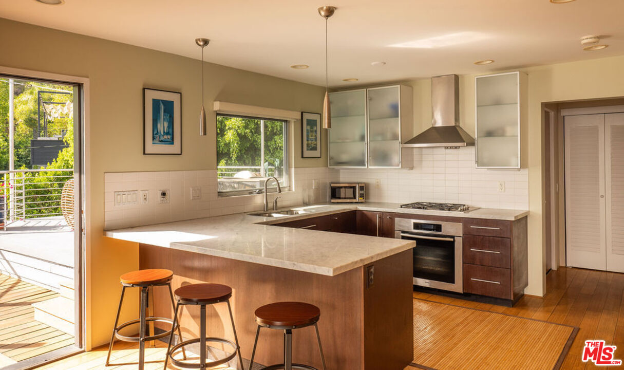 2158 Sunset Plaza Dr