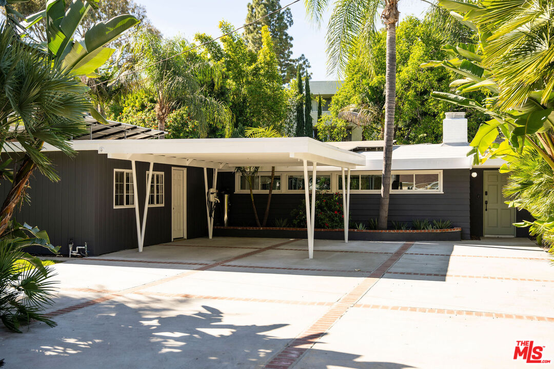 4725 Cedros Ave