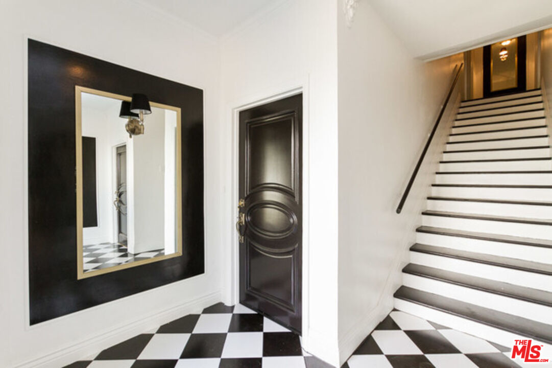 6110 N De Longpre Ave