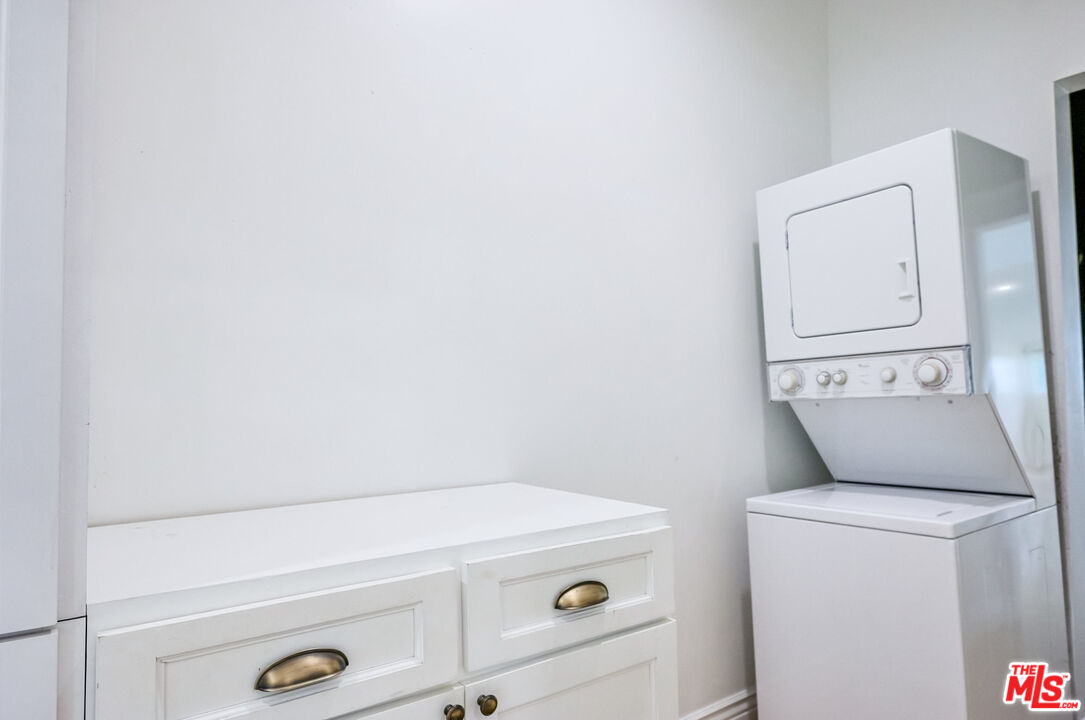 6110 N De Longpre Ave