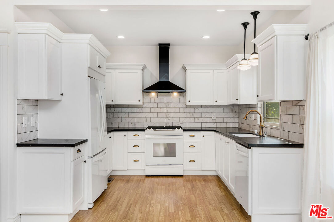 6110 N De Longpre Ave