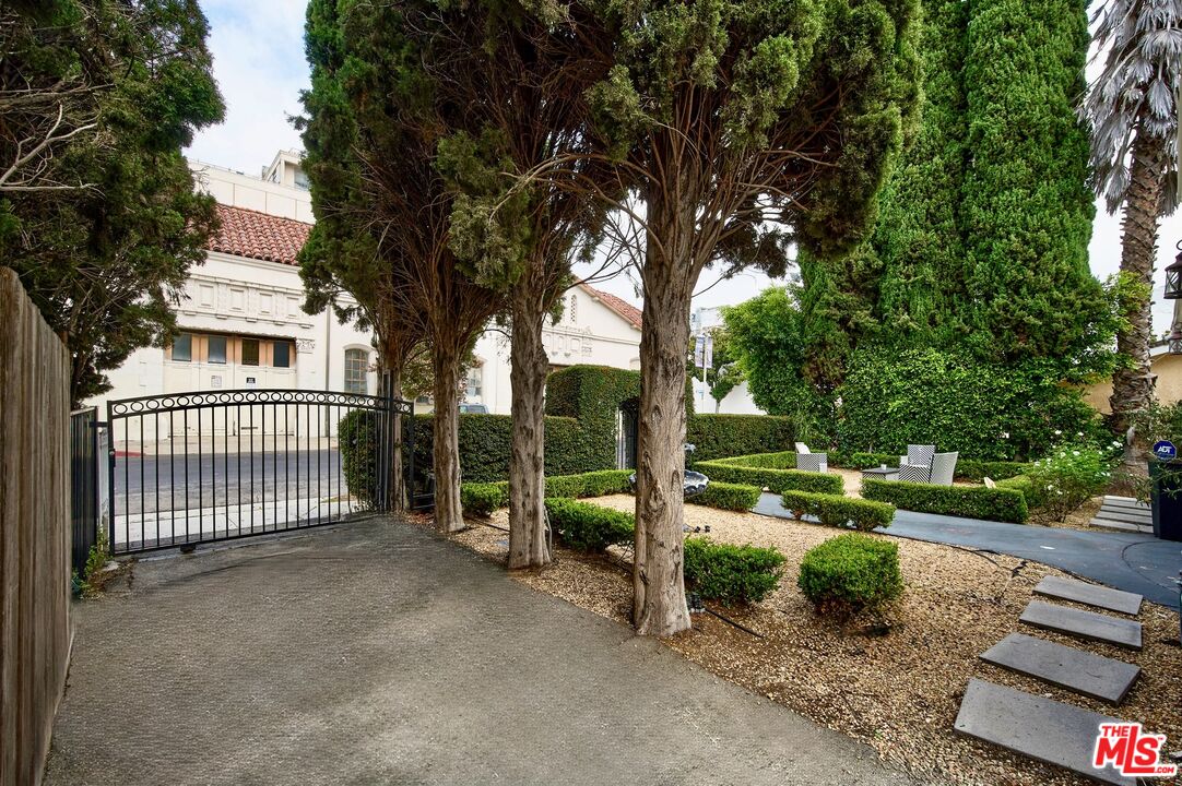 6110 N De Longpre Ave