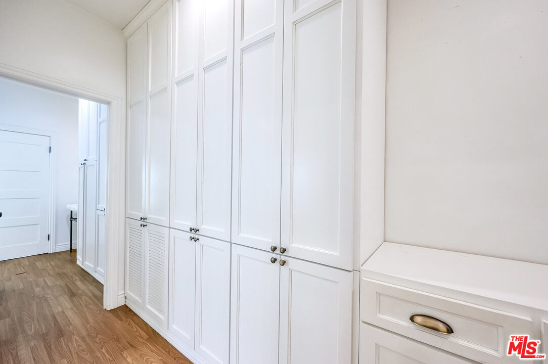 6110 N De Longpre Ave