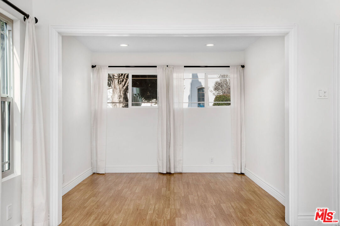 6110 N De Longpre Ave