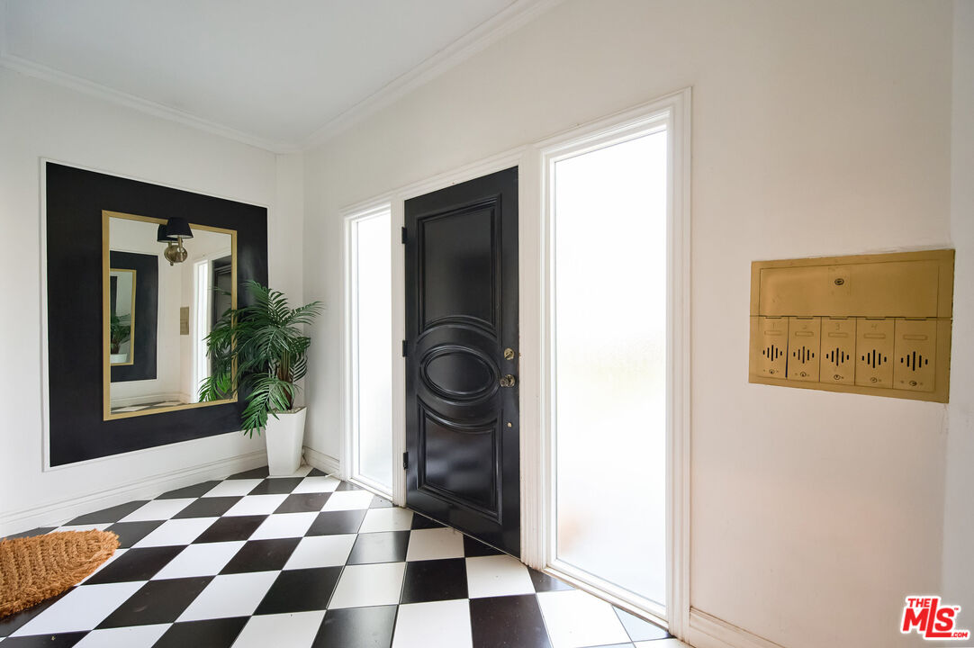 6110 N De Longpre Ave