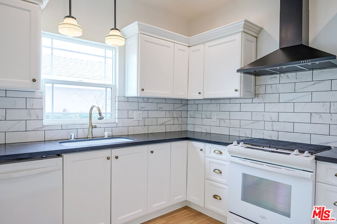 6110 N De Longpre Ave