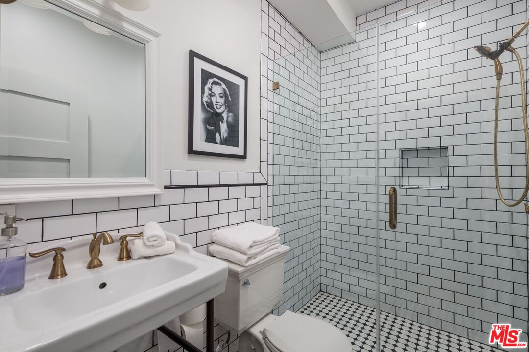 6110 N De Longpre Ave