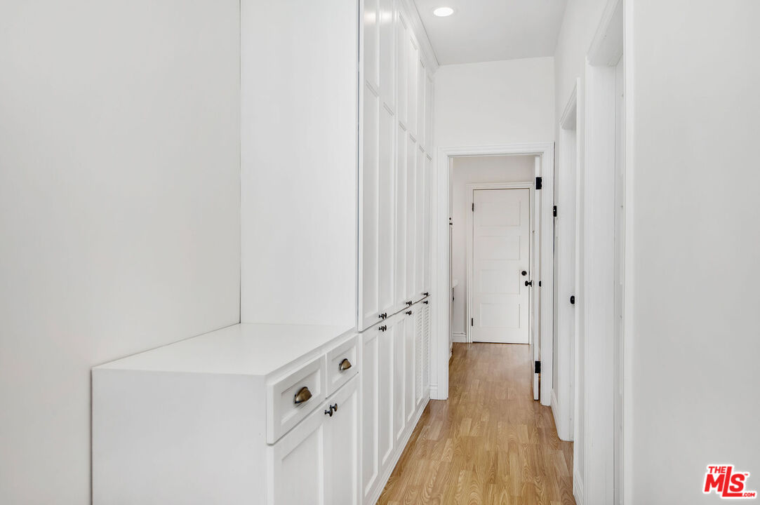 6110 N De Longpre Ave