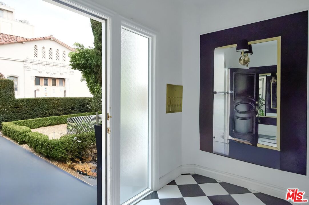 6110 N De Longpre Ave