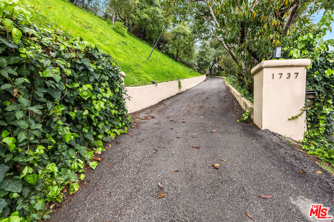 1737 N Beverly Dr