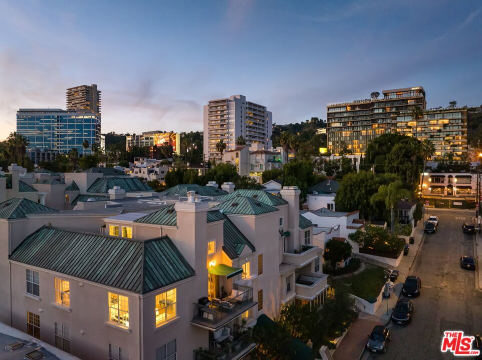 930 N Doheny Dr Unit: 301