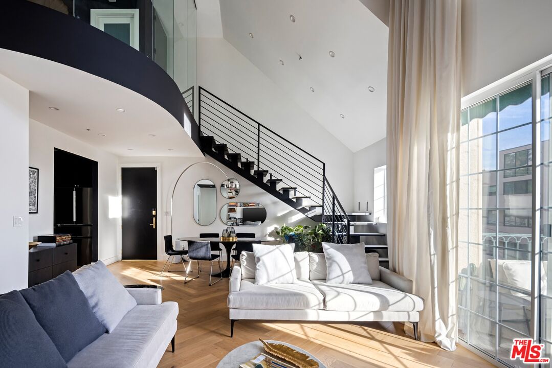 930 N Doheny Dr Unit: 301