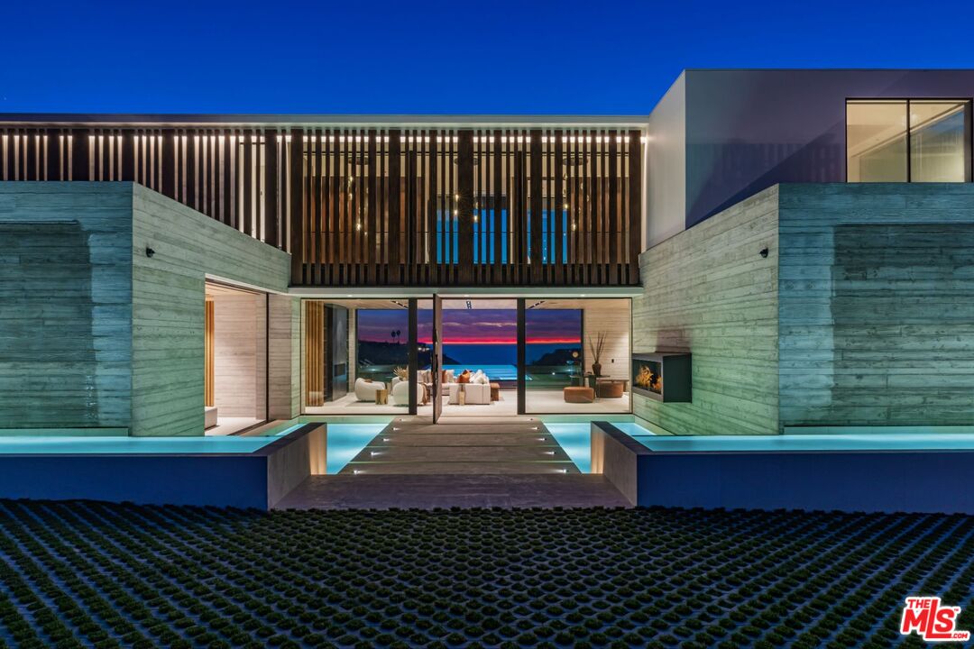 6889 Dume Dr