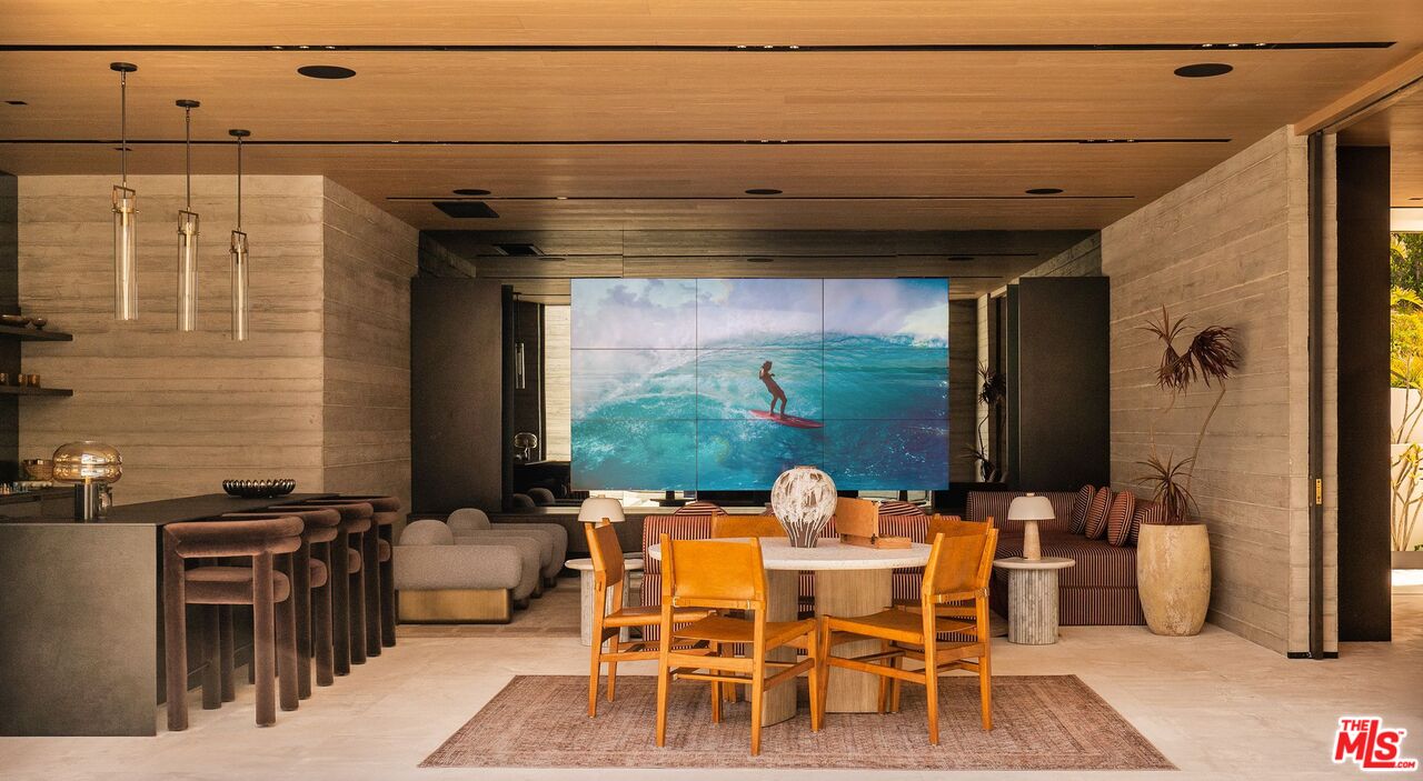6889 Dume Dr