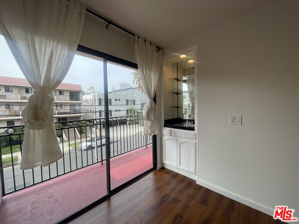 1338 N Sierra Bonita Ave Unit: 102