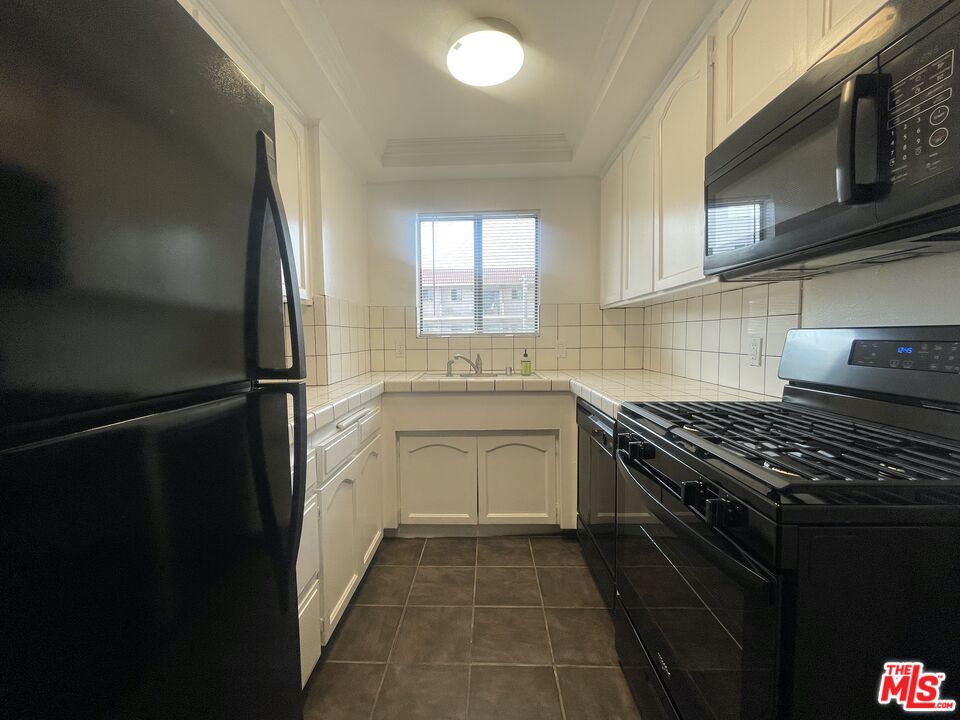 1338 N Sierra Bonita Ave Unit: 102