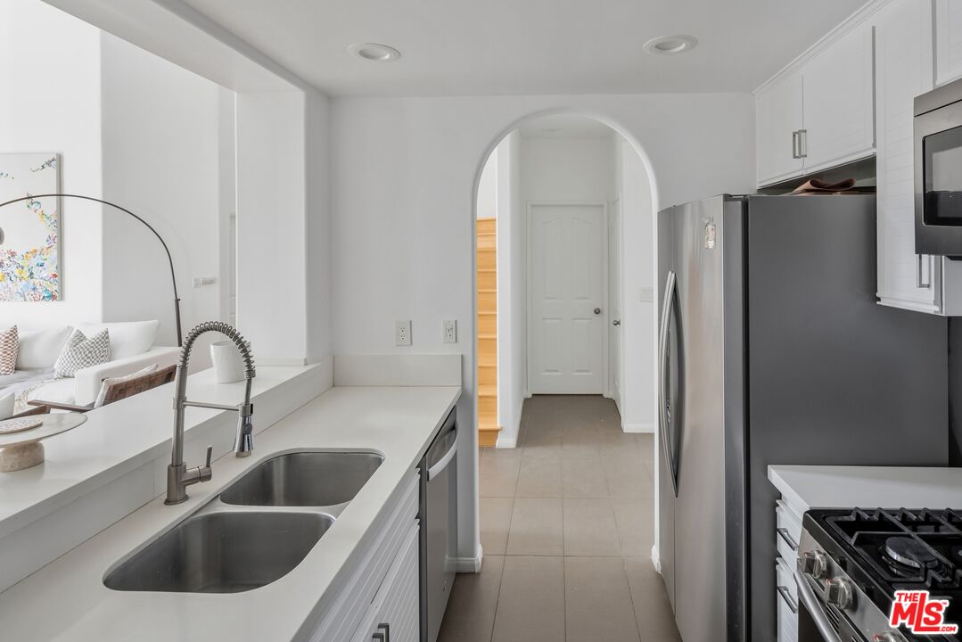 930 N Doheny Dr Unit: 305