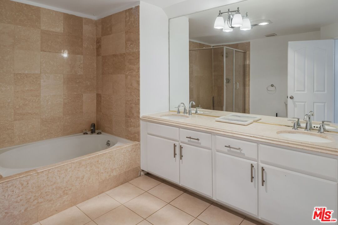 930 N Doheny Dr Unit: 305