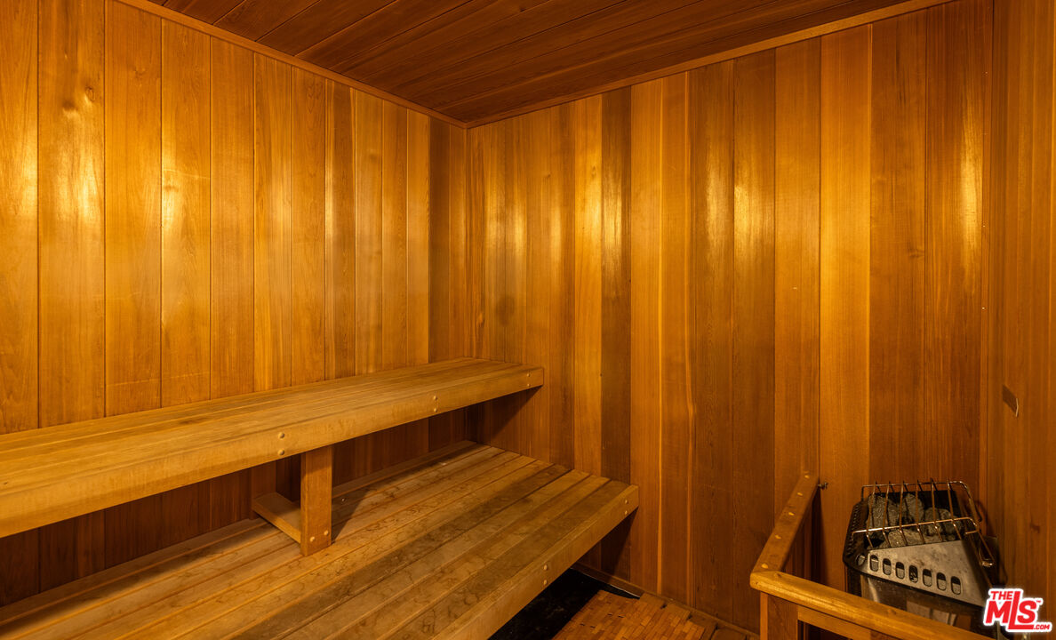 930 N Doheny Dr Unit: 305