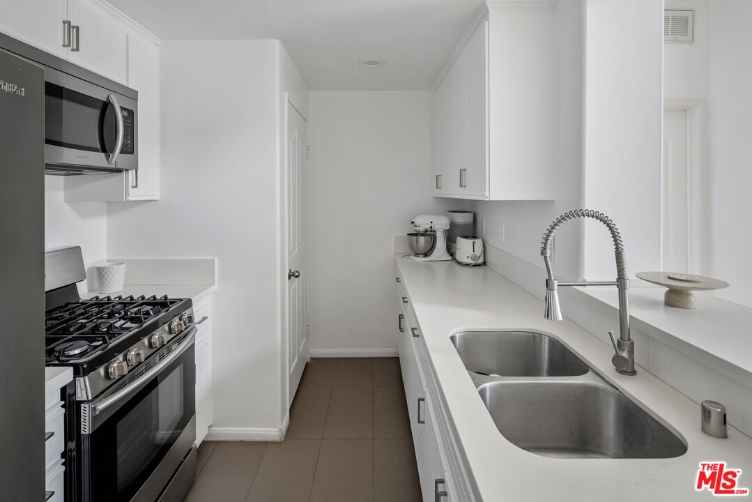 930 N Doheny Dr Unit: 305