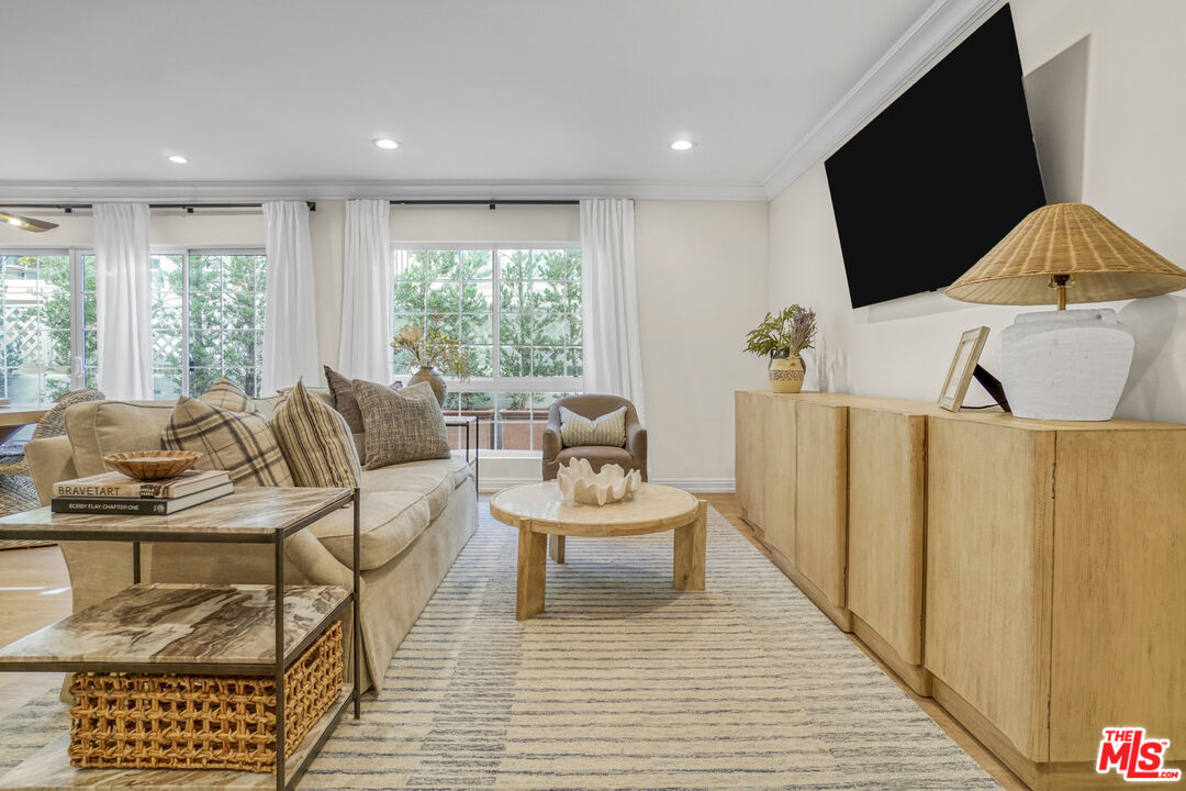 837 Lincoln Blvd Unit: 3