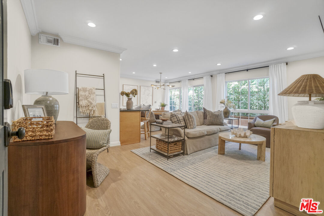 837 Lincoln Blvd Unit: 3