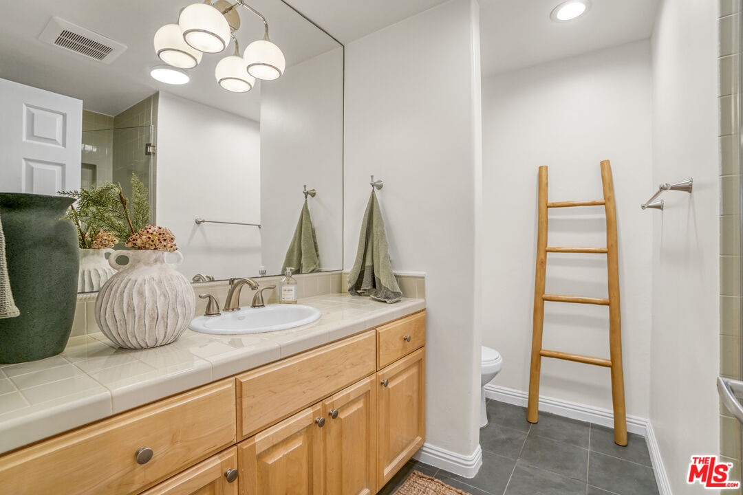 837 Lincoln Blvd Unit: 3