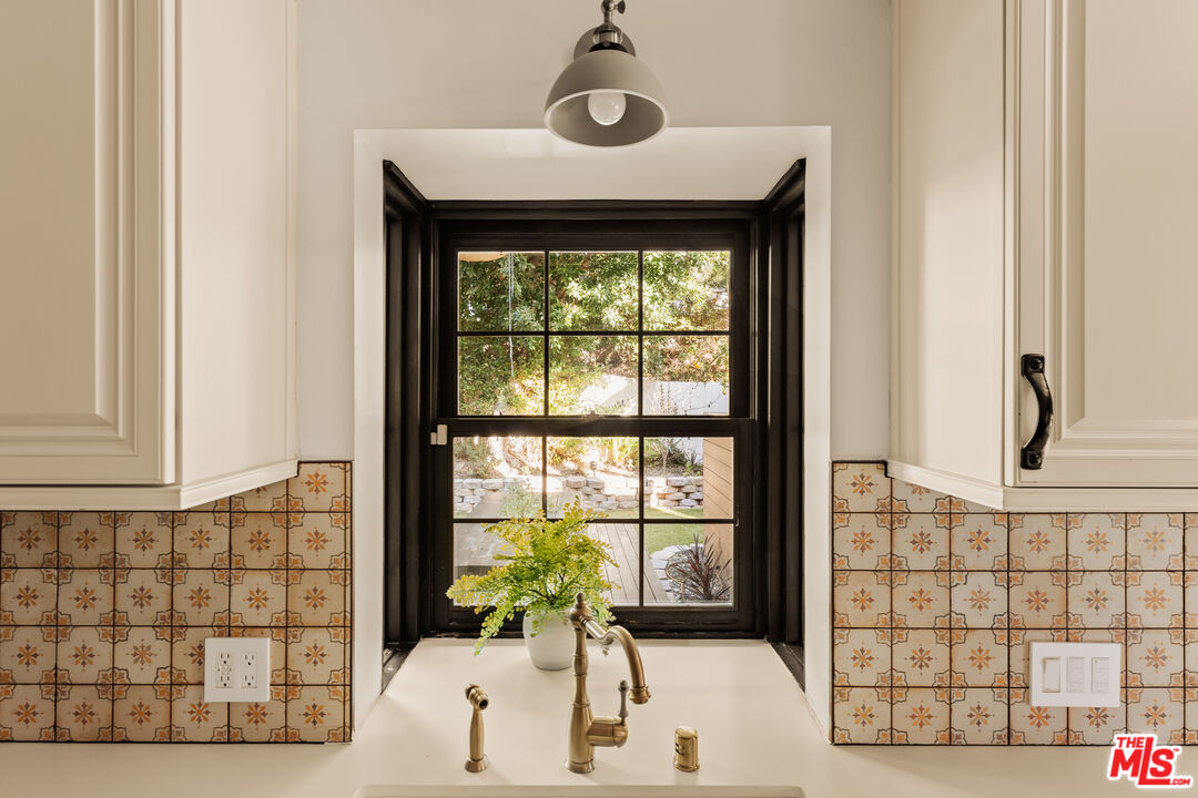 1110 N Beverly Glen Blvd