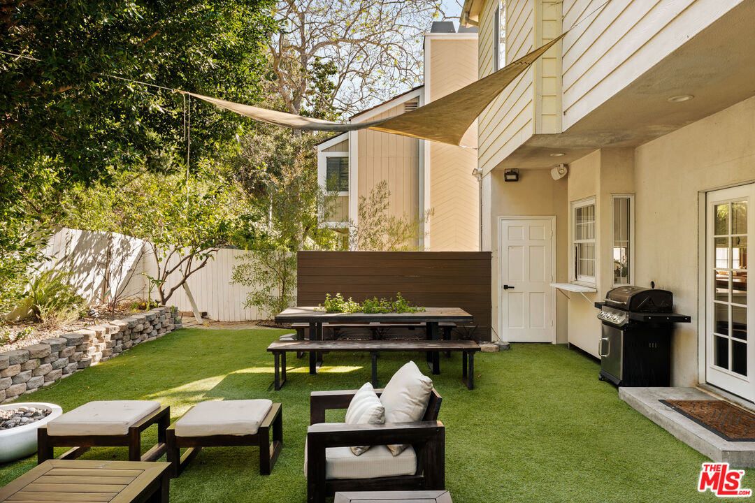 1110 N Beverly Glen Blvd