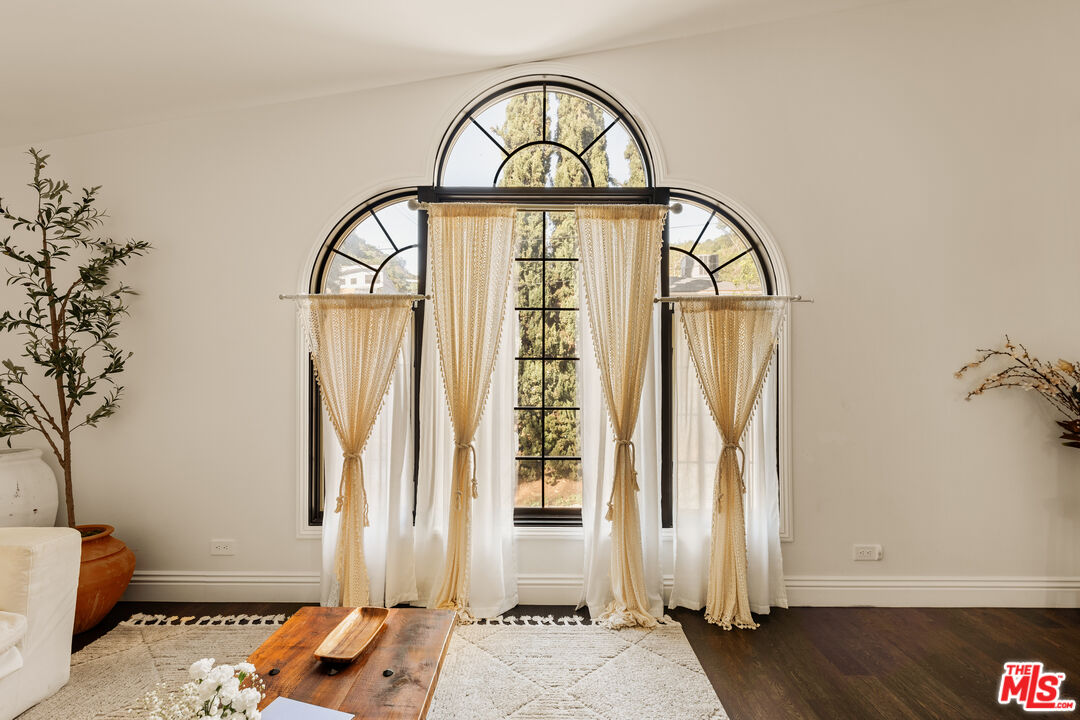 1110 N Beverly Glen Blvd