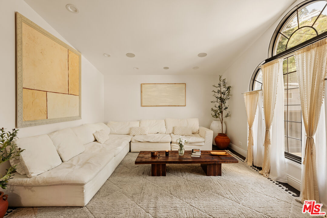 1110 N Beverly Glen Blvd