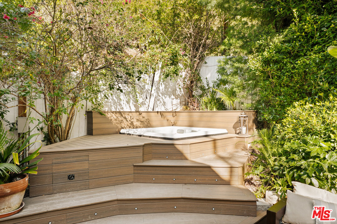 1110 N Beverly Glen Blvd