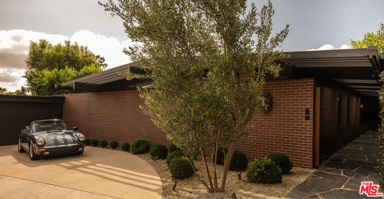 2505 Carman Crest Dr